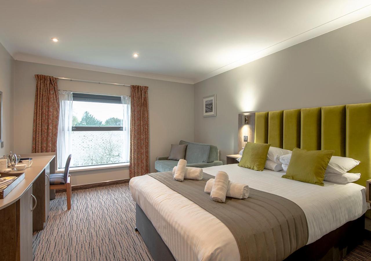 Hogs Back Hotel & Spa Nr Farnham Фарнъм Екстериор снимка