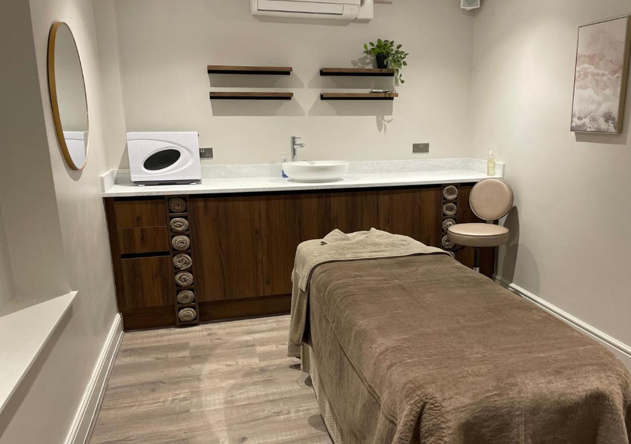Hogs Back Hotel & Spa Nr Farnham Фарнъм Екстериор снимка