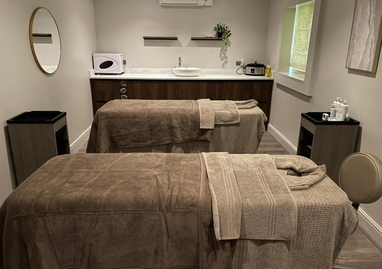 Hogs Back Hotel & Spa Nr Farnham Фарнъм Екстериор снимка