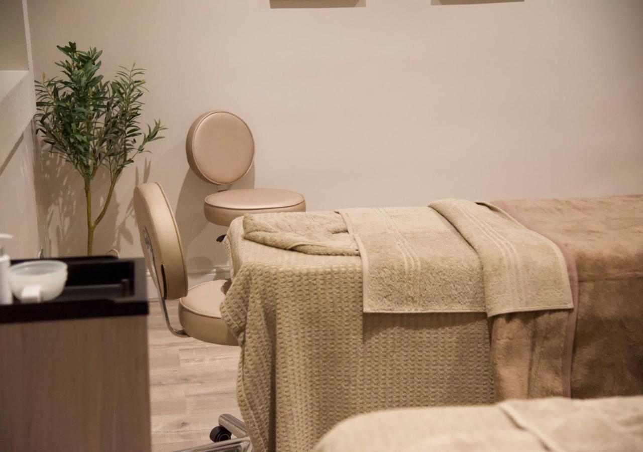 Hogs Back Hotel & Spa Nr Farnham Фарнъм Екстериор снимка