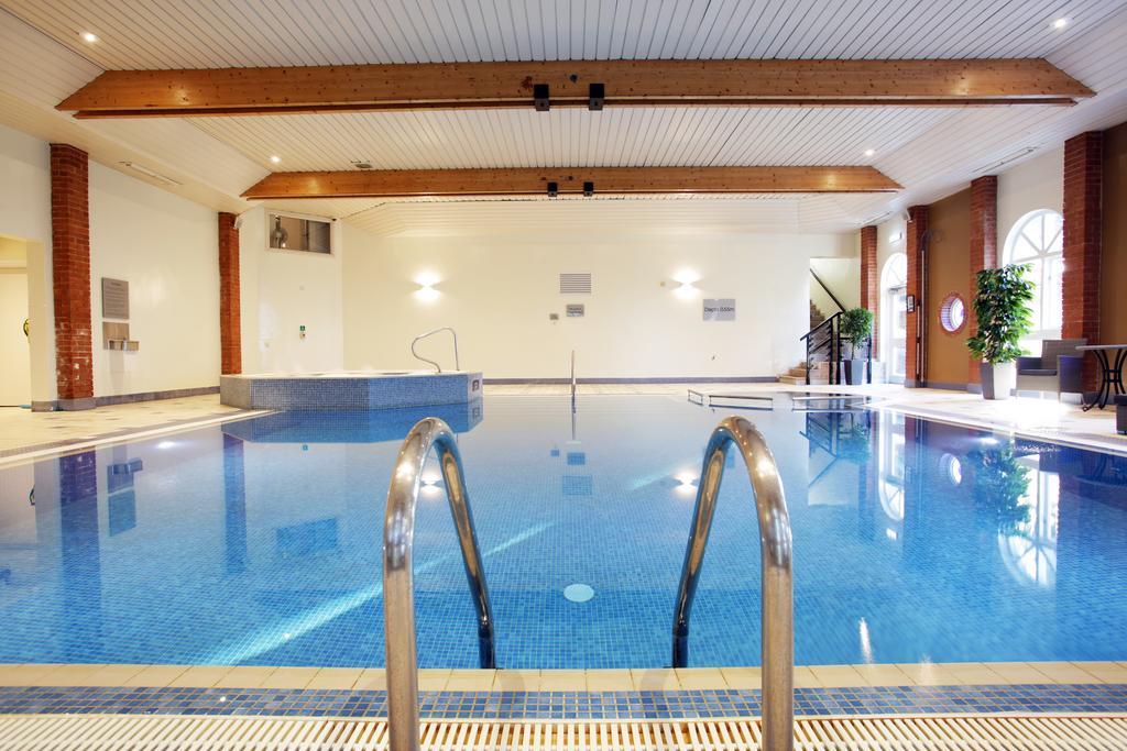 Hogs Back Hotel & Spa Nr Farnham Фарнъм Екстериор снимка