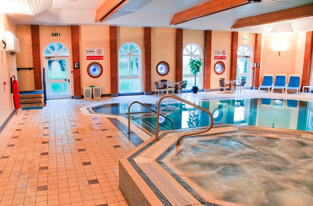 Hogs Back Hotel & Spa Nr Farnham Фарнъм Екстериор снимка